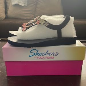 Women’s size 7 Skechers Glass Daisy